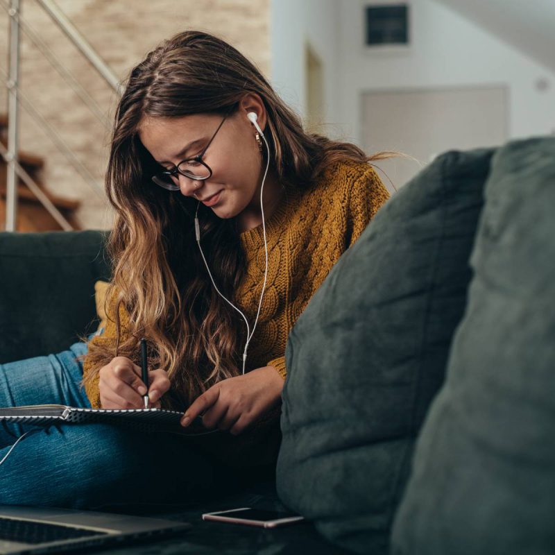 Jongere die 10 tips bekijkt om de juiste keuze te maken voor een mbo-opleiding